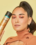 Picture of a model holding the L'Oréal Paris Elnett Satin Extra Strong Hold Hairspray