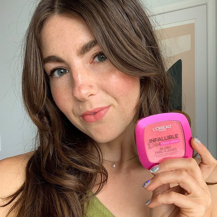 hannah wearing the loreal paris infallible blush
